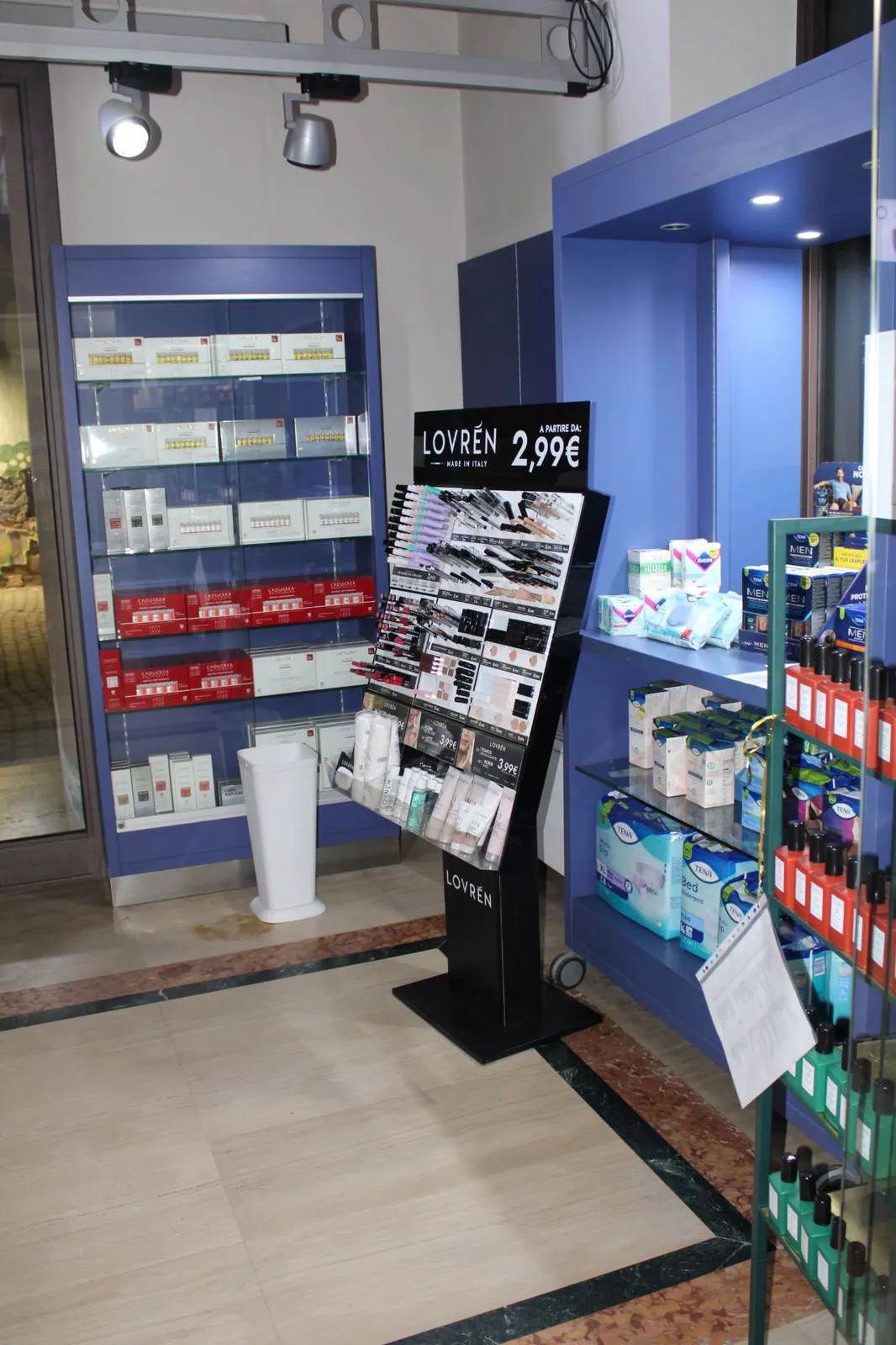 Reparto con espositori e scaffali della farmacia