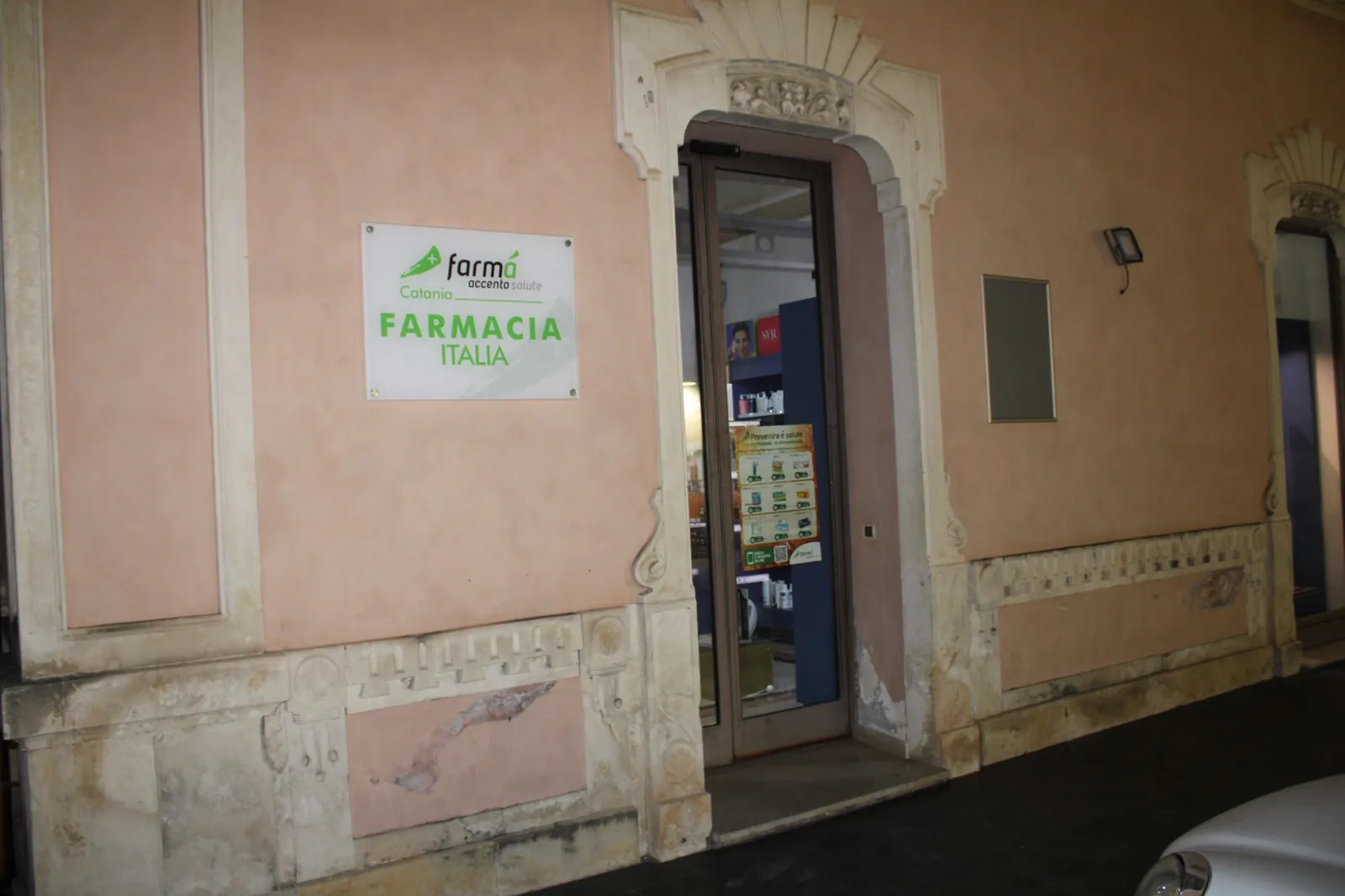Ingresso di Farmacia Italia in Via Duca Degli Abruzzi, Catania