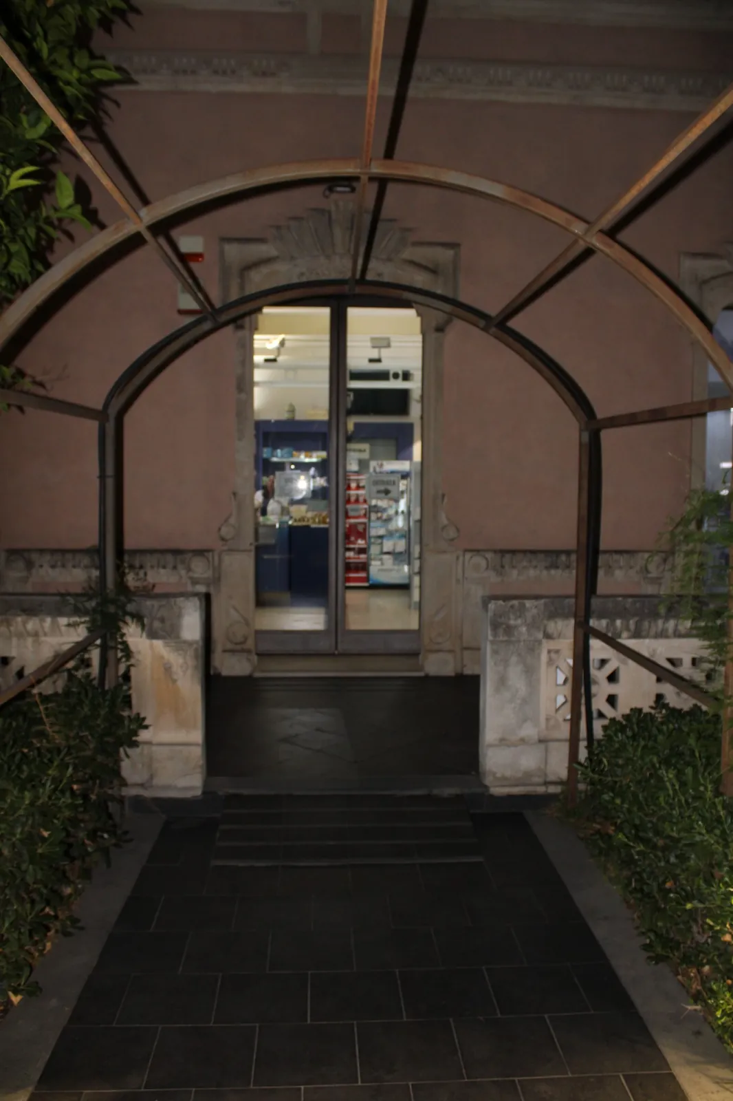 Ingresso storico della farmacia visto di sera